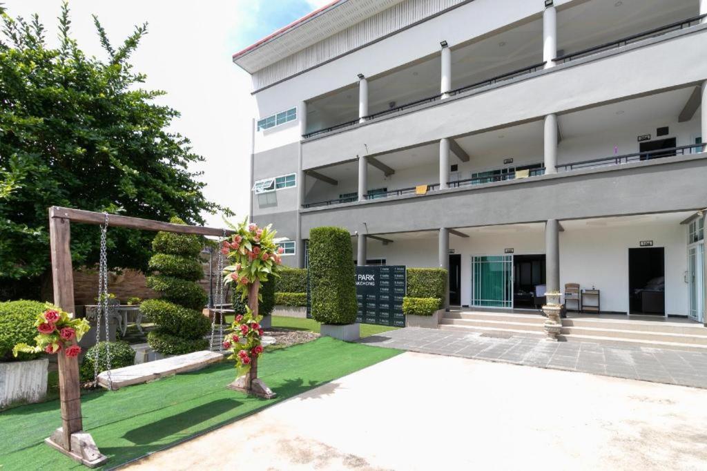 Oyo 75305 T Park Pak Chong Hotel Му Си Екстериор снимка